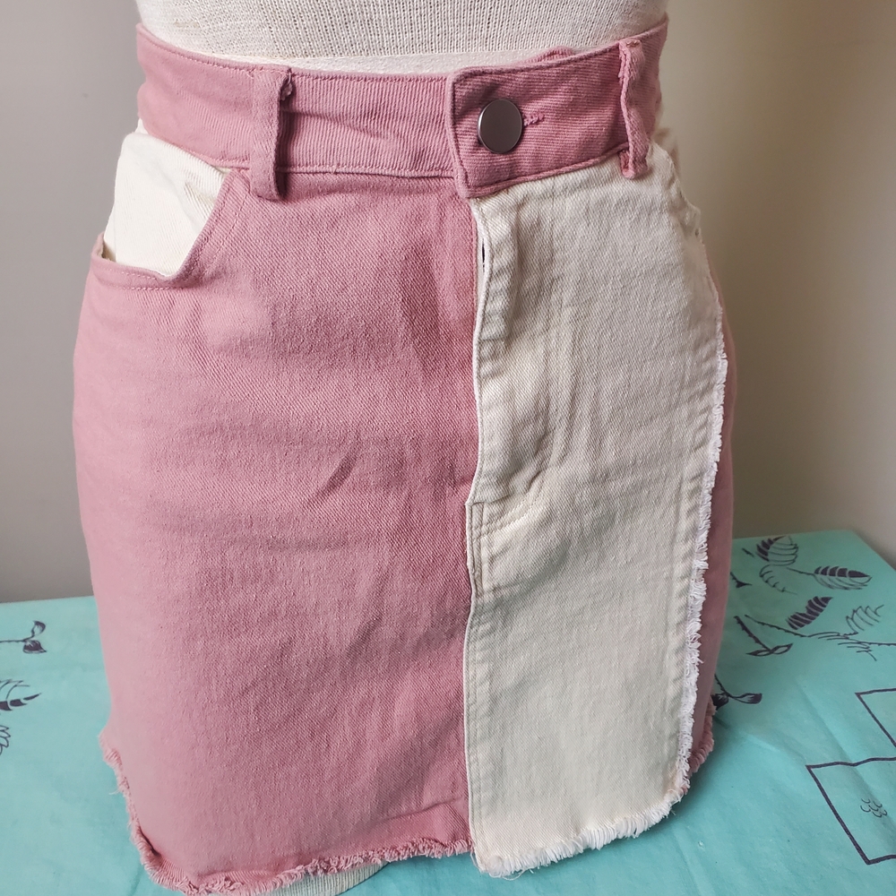 1980s Style Two-Tone Mini Skirt in Pink and Cream